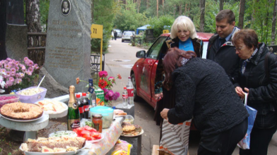 Чи варто влаштовувати застілля на кладовищах у провідні дні: думка священника