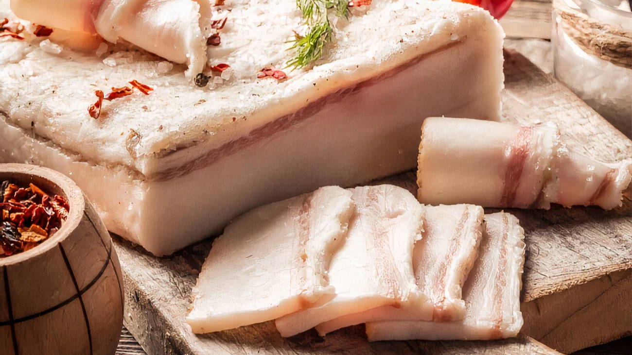 Чи можна їсти сало на ніч і не набрати вагу: пояснення дієтологів