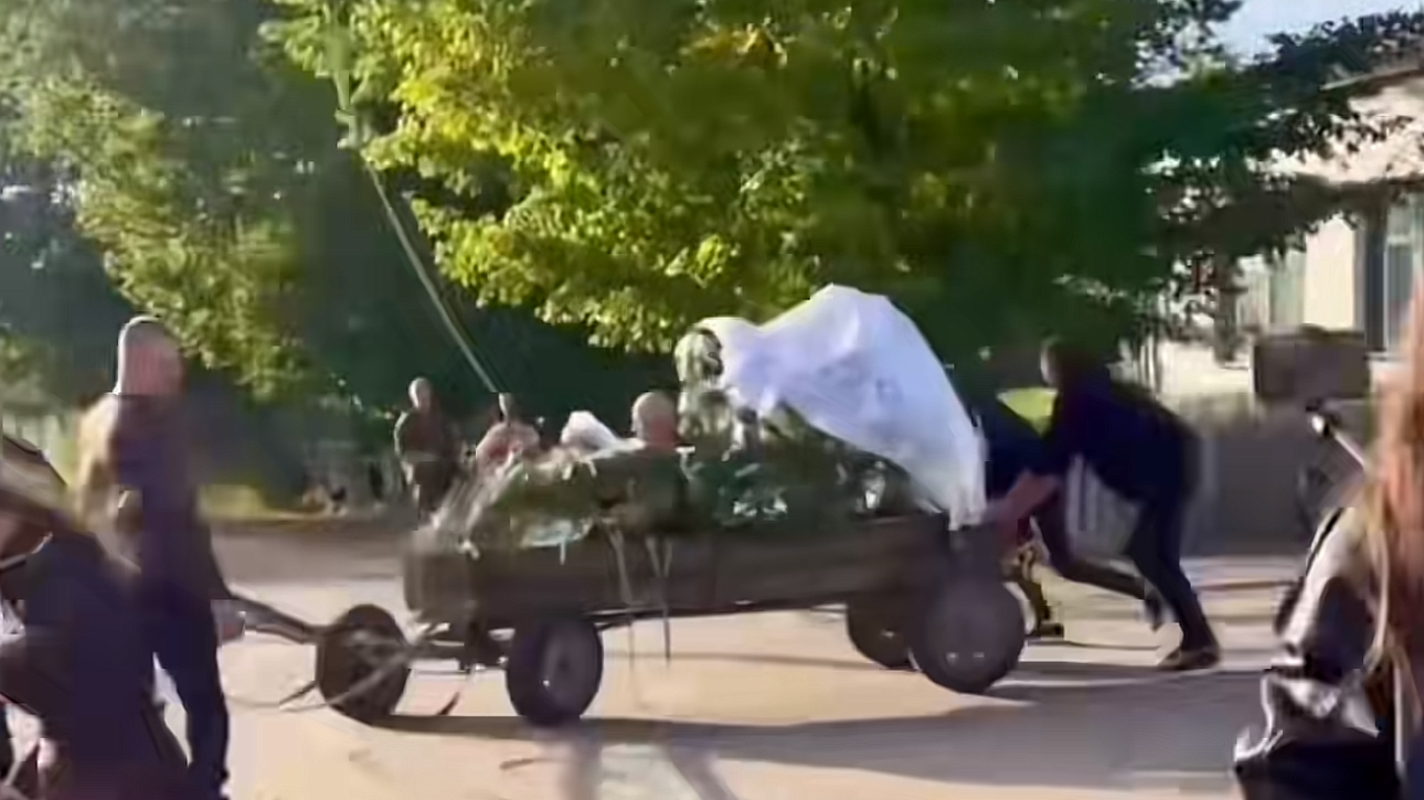 На Волині зберегли давню весільну традицію: батьків молодят возять на возах