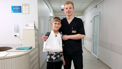 Без швів та довгих шрамів: травматологи Володимирського ТМО зафіксували складний перелом через два маленькі проколи 