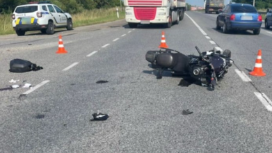 На Волині автомобіль зіткнувся з мотоциклом: 35-річний чоловік отримав відкритий перелом ноги