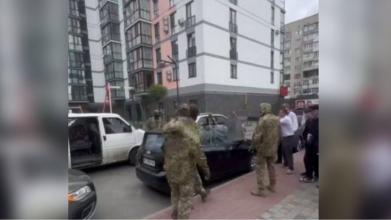 У Луцьку неповнолітні пошкодили службове авто ТЦК