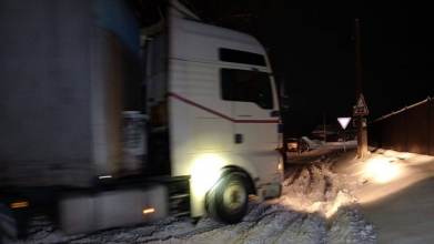 Негода на Волині: вантажівка перекрила рух на автошляху