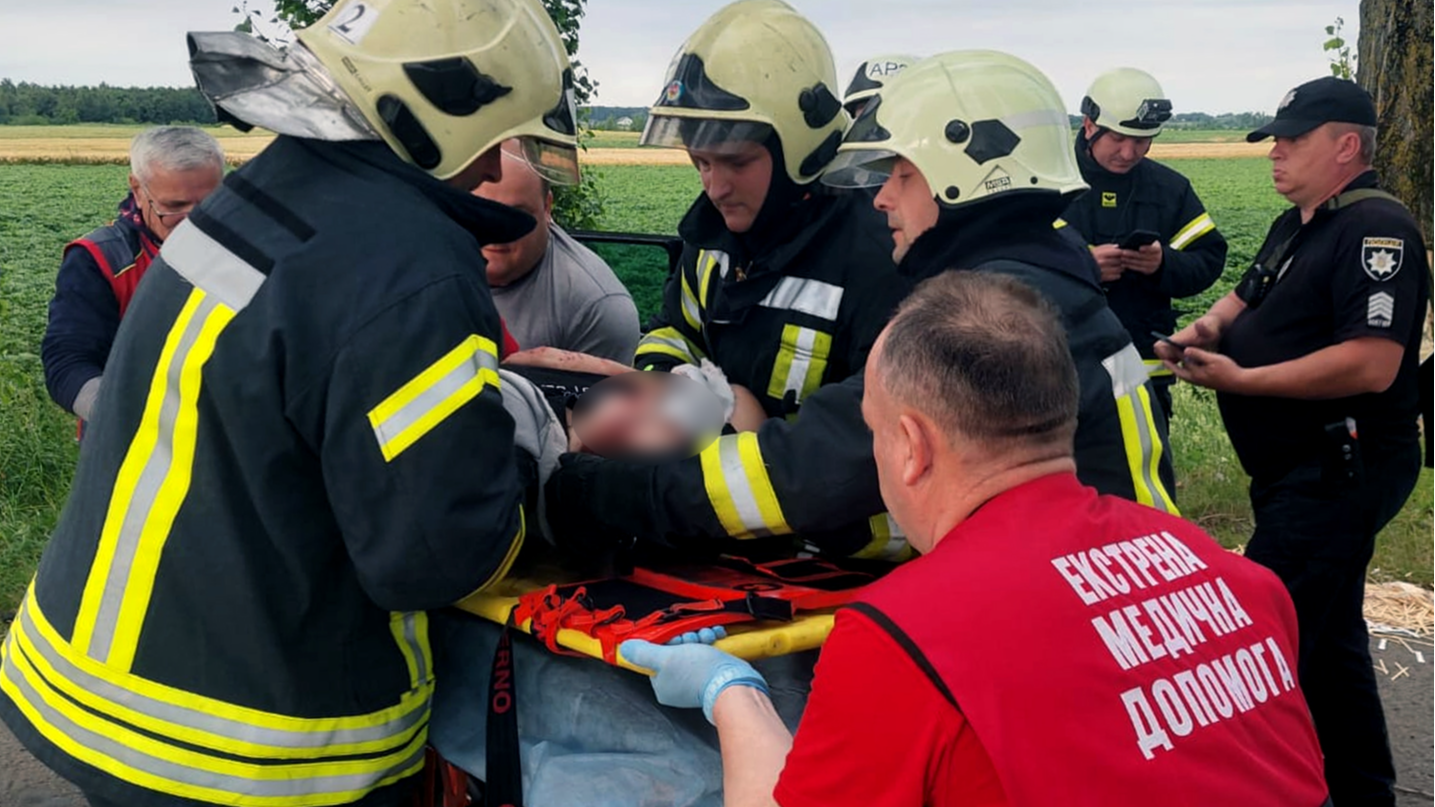 На Волині автівка влетіла в дерево: постраждала неповнолітня дівчина