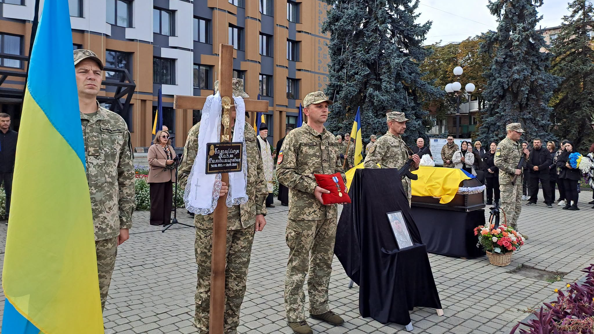 Донька більшість життя бачила тата у телефоні: на Волині попрощалися з морпіхом Павлом Коломійчуком