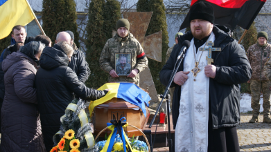 Навколішки і зі сльозами: волиняни попрощалися з Героєм Володимиром Гродським