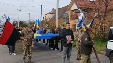 «На щиті» до рідного дому навіки повернувся Герой Петро Оверчук