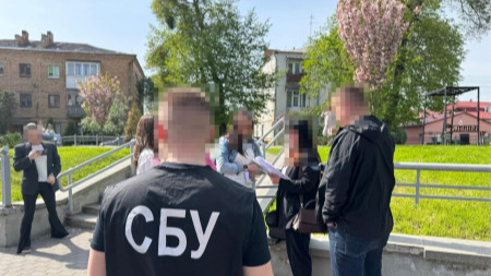 У Луцьку адвокатку спіймали на хабарі 3000 доларів за «допомогу» переселенцю-ухилянту: як її покарали