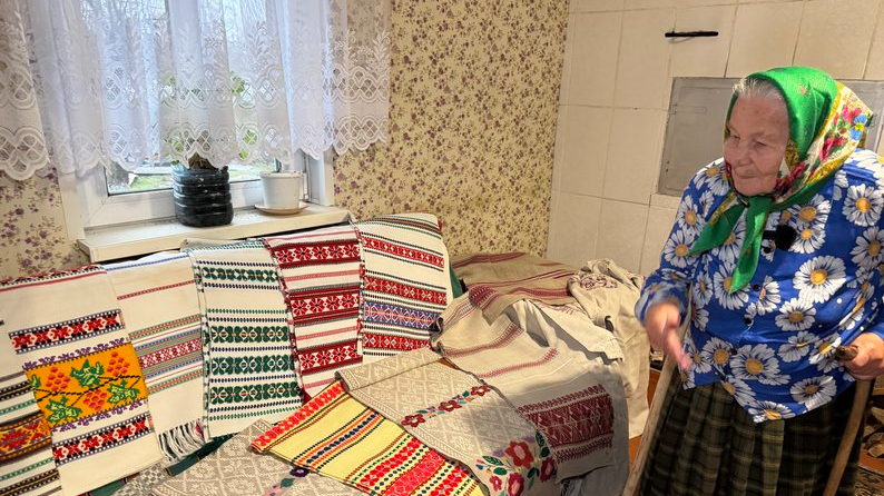 87-річна волинянка показала старовинну скриню «на придане» і клунок «на смерть»