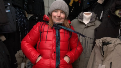 «Сім'ю годувати треба»: як продавці на луцькому ринку рятуються від морозів. Відео