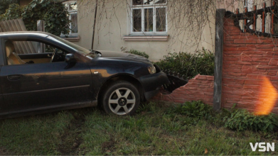 У Луцьку авто після ДТП вилетіло з дороги та розтрощило паркан