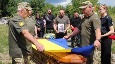 Незламний артилерист, нагороджений «Золотим хрестом»: на Волині попрощалися з Героєм Олегом Орлюком
