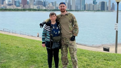 Малює і водить авто: ветеран війни, який втратив обидві руки на війні, почав нове життя у Луцьку