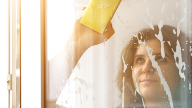 Листопадовий лайфхак: чому варто натерти вікна засобом для миття посуду саме зараз