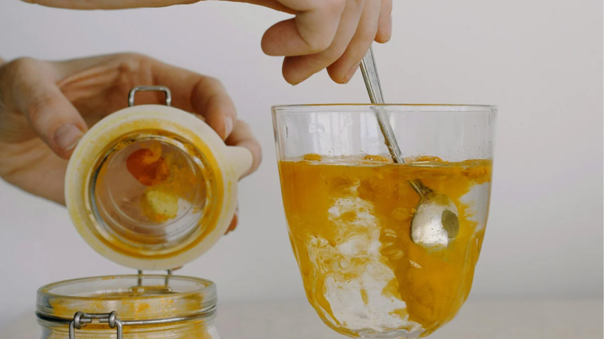 Чому варто починати ранок не з кави, а зі склянки води з куркумою