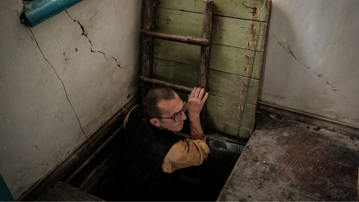 Як вижити під час атаки «Шахедів» у селі: небезпечні місця та безпечні варіанти укриття