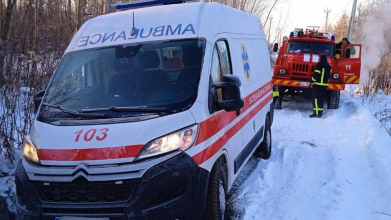 На Волині «швидка», яка їхала на виклик, застрягла у сніговому заметі