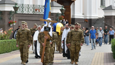 Загинув майже два роки тому: у Луцьку попрощались з молодим Героєм Іллею Пузирніковим