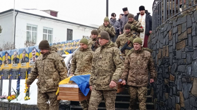На Волині в останню земну дорогу захисника України, який загинув на фронті близько двох років тому