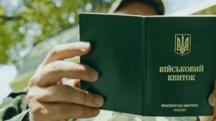 Чоловікам за кордоном можуть відмовити в консульських послугах: що потрібно зробити до кінця листопада