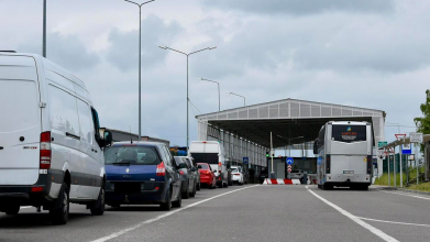 Нові правила на кордоні: легкові авто переведуть в онлайн-чергу