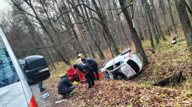 У селі на Волині перекинувся автомобіль: потерпілих дістали з авто та передали медикам