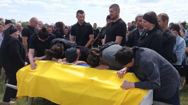 Додому Герой повернувся у домовині: на Волині попрощалися з полеглим на фронті Іваном Каменчуком