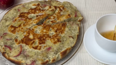 Яблучний пиріг на сковороді за 20 хвилин — ніжний та ароматний десерт духовки