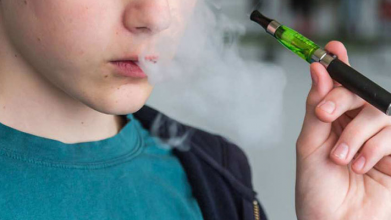 На Волині школяр курив «електронку» в ліцеї, а судили його матір