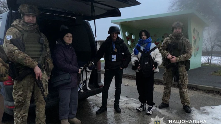 Повернулися з Волині по тварин і речі: «Білі янголи» вдруге вивезли родину з-під обстрілів