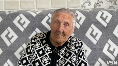 «Одні сльози і молитва»: як волинянка у 84 роки перетворила в’язання на допомогу армії