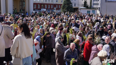 «Не я б’ю — верба б’є»: у Луцьку біля собору утворилися величезні черги