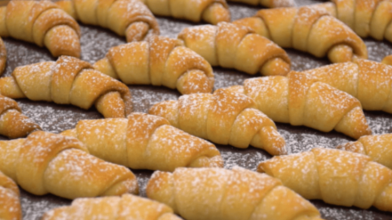 Пухкі рогалики, що тануть у роті: простий рецепт ідеального тіста