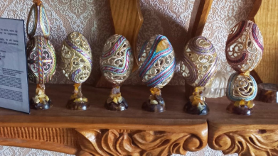 Майстер з Волині створив нові роботи з яєчних шкаралуп для допомоги війську