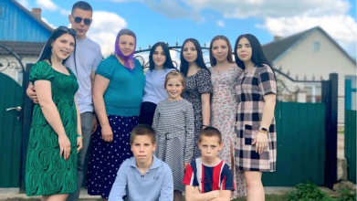 Взяла під опіку п’ятьох онуків і чекає зятя з полону: історія 65-річної бабусі з Волині