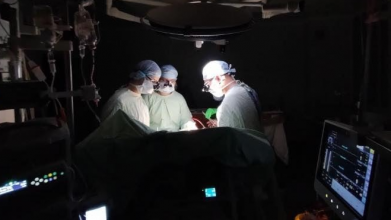 Операція в напівтемряві: львівський хірург показав в яких умовах доводиться працювати лікарям
