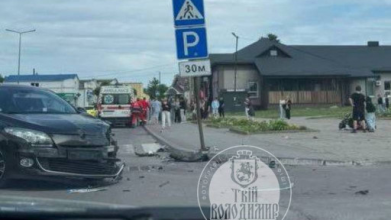 У місті на Волині зіткнулися авто і мотоцикл: водія двоколісного госпіталізували