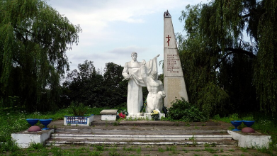 У селі на Волині з пам’ятника приберуть радянську символіку та російські написи