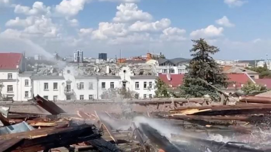 Ракетний удар по театру Чернігова: з'явилися нові кадри з місця трагедії. Відео