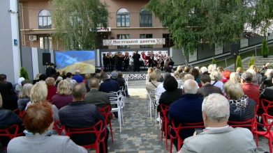 Новий культурний простір: біля Волинської обласної філармонії облаштували мистецький дворик
