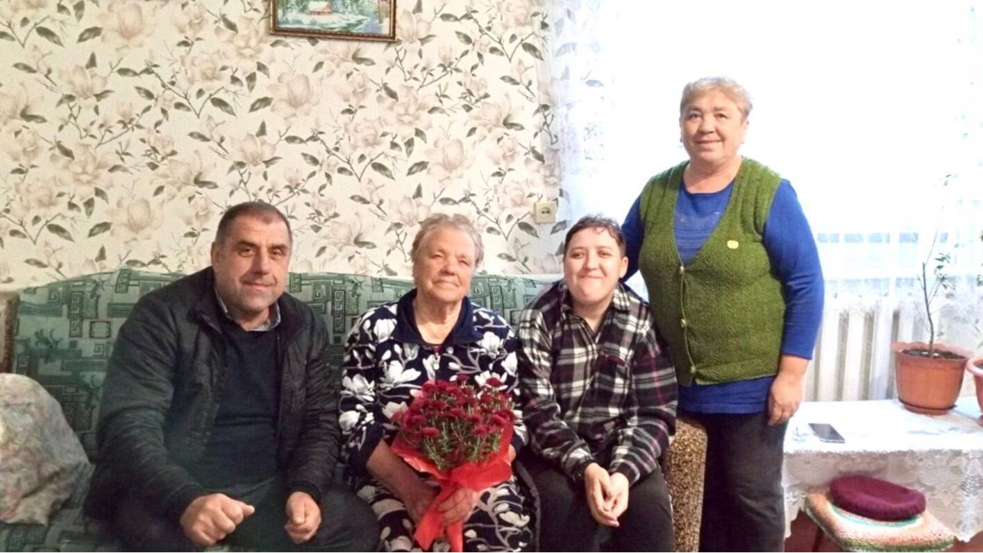 Досі не сидить без діла: у громаді на Волині вітали довгожительку