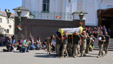 Навіки 33: у Луцьку в останню дорогу провели полеглого Героя Юрія Васюка