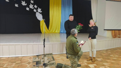 Назавжди 27 років: сестрі Героя з Волині вручили його посмертну нагороду