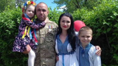 «Синьо-жовті браслети ще у 2014 році подарували наші діти»: історія полеглого бійця Сергія Сови, чиє фото облетіло увесь світ
