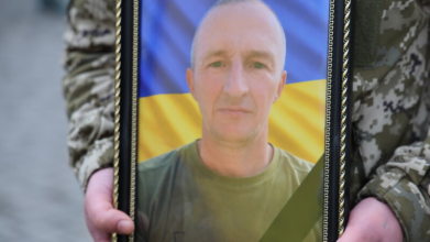 Загинув півтора року тому: у Луцьку попрощалися із воїном Іваном Литвинчуком