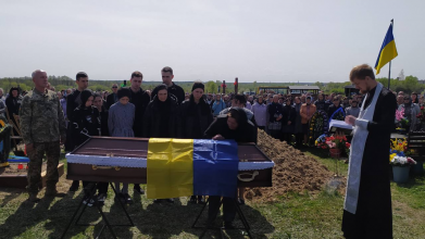 На Волині сотні людей прийшли на похорон Героя Миколи Сливки