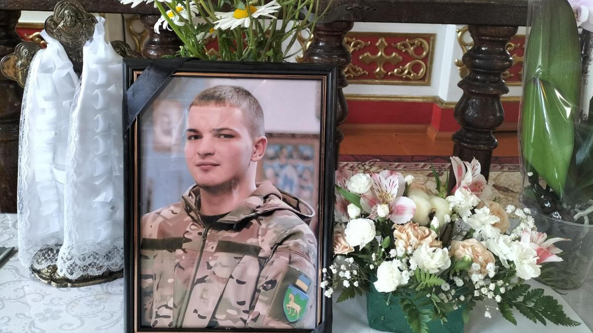 Весільний коровай розділили на цвинтарі: Герою з Волині навіки 23 роки