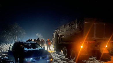 Дорога дуже слизька: на Волині легковик зіткнувся з КАМАЗом. Фото