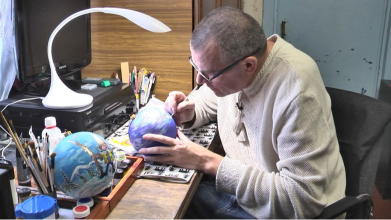 Щоб допомогти ЗСУ: на Волині художник-переселенець розмальовує новорічні іграшки