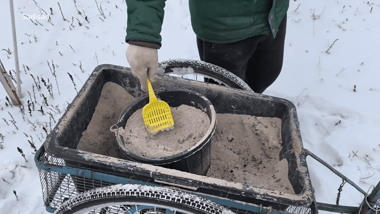 Натуральні добрива під сніг: як правильно підживити ґрунт взимку для кращого врожаю